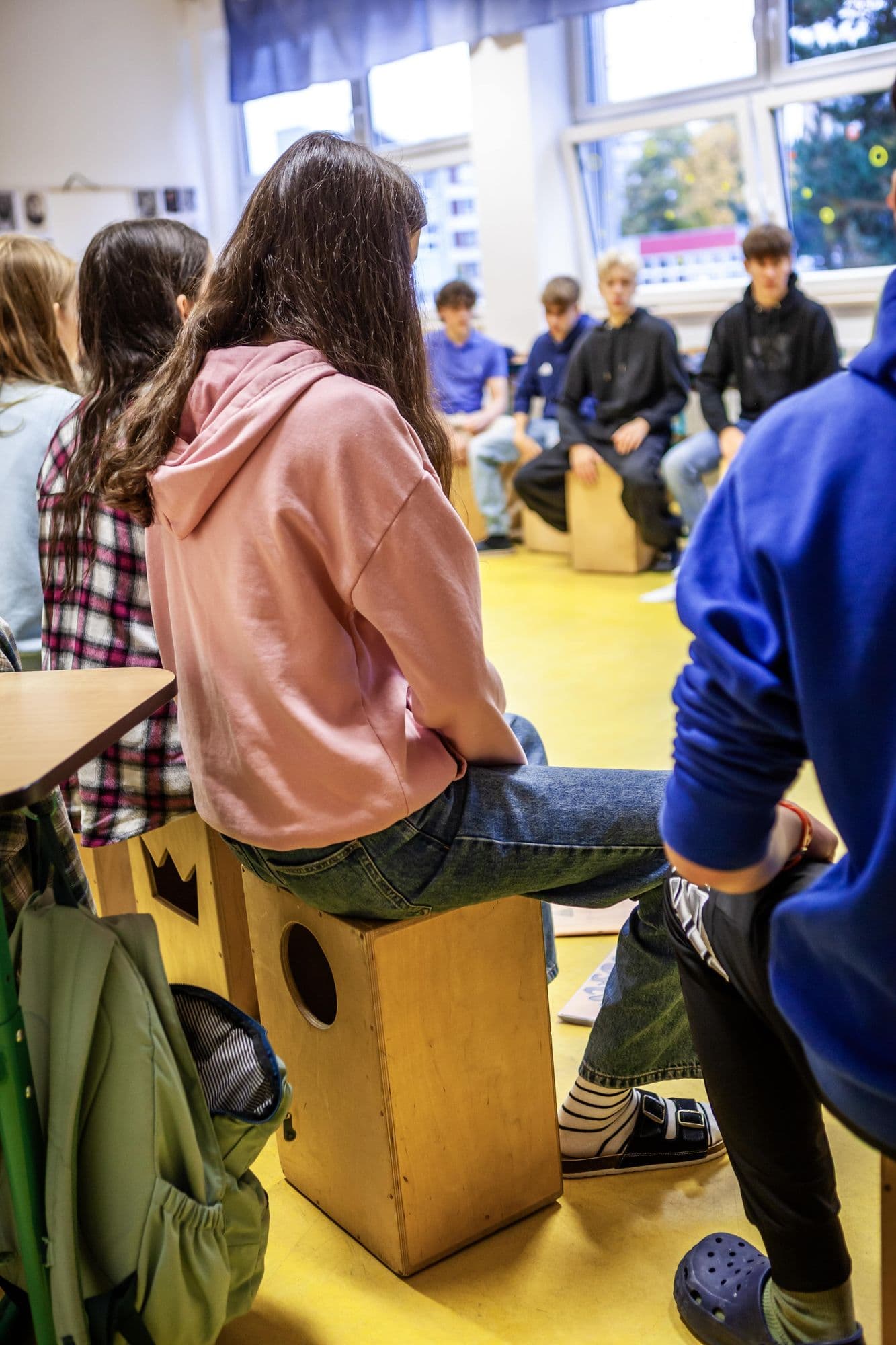 Studenti sedí v kruhu na kachonech
